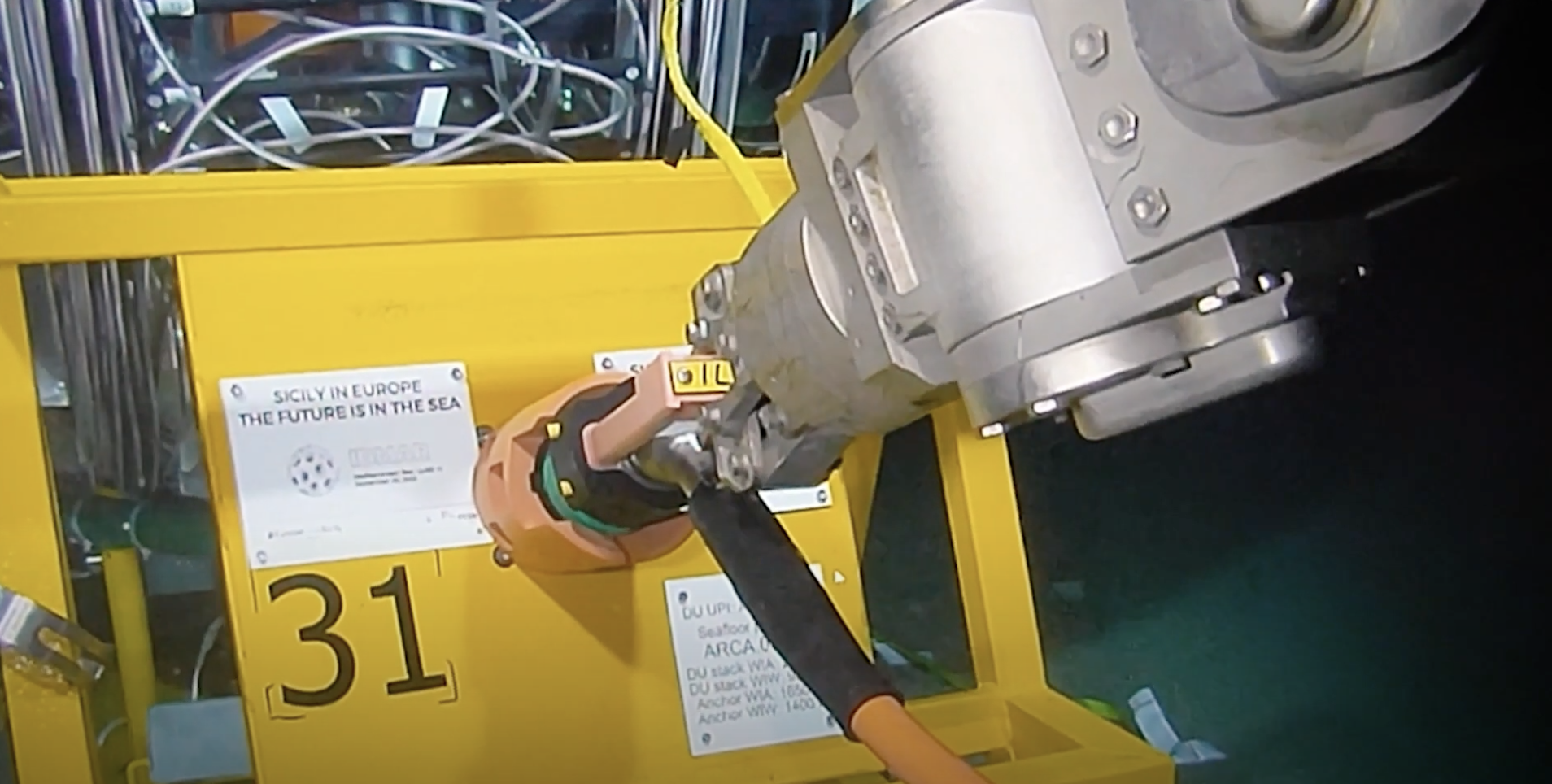 immagine Idmar: una targa da record con la bandiera europea a 3500 metri di profondità